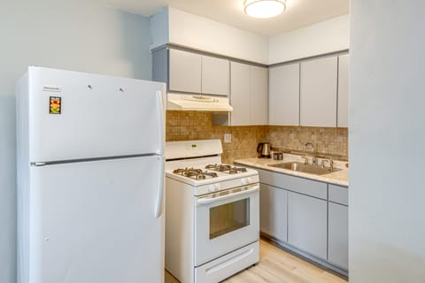 14 Mi to Dtwn Chicago: Studio in Ashburn! Apartment in Chicago