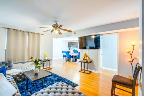 Walk to Train & Bus: Updated Chicago Apartment Apartment in Chicago