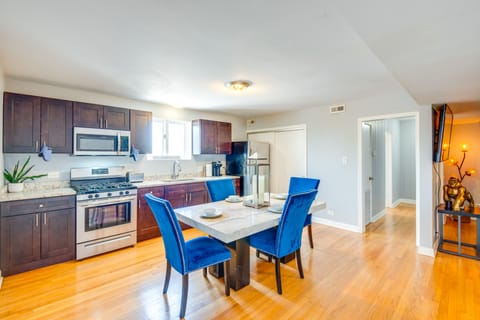 Walk to Train & Bus: Updated Chicago Apartment Apartment in Chicago