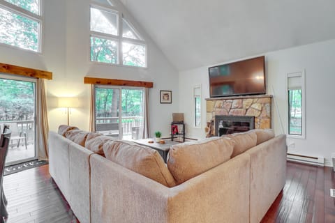 Deck, Fire Pit & Pool Access: Pennsylvania Home! House in Kidder Township