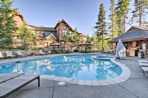 Ski-In Breckenridge Condo w/ Fireplace + Balcony! Apartment in Breckenridge