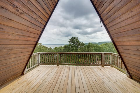 Lake Eufaula Cabin w/ Hot Tub & Large Deck House in Eufaula
