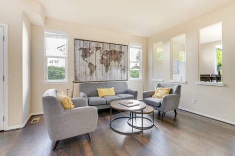 Home Gym, Yoga Studio & Office! Bothell Retreat House in Bothell