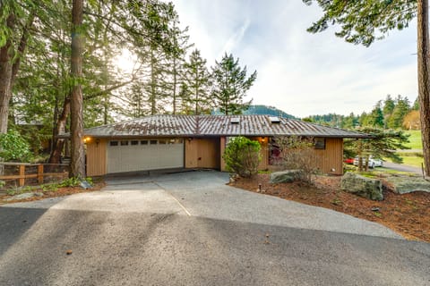 Serene La Conner Retreat w/ Fireplace & Deck! House in Whidbey Island