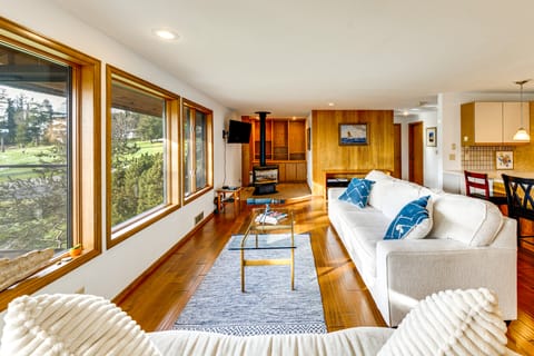 Serene La Conner Retreat w/ Fireplace & Deck! House in Whidbey Island