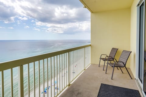 Balcony & Beach Access: Oceanfront PCB Condo Apartment in Panama City Beach