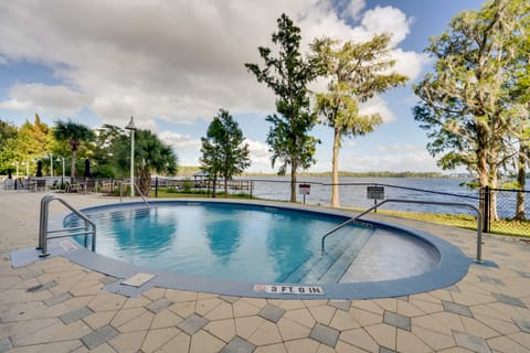 1 Mi to Disney World: Lakefront Condo in Orlando! Apartment in Orlando