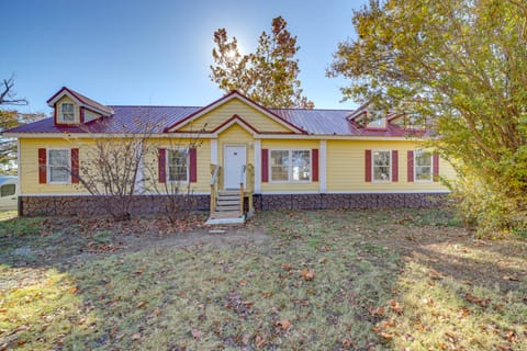 Pet-Friendly Checotah Home w/ Deck & Lake Views! House in Eufaula