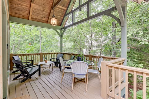 Peaceful Vacation Rental w/ Deck: 5 Mi to Cashiers House in Lake Glenville