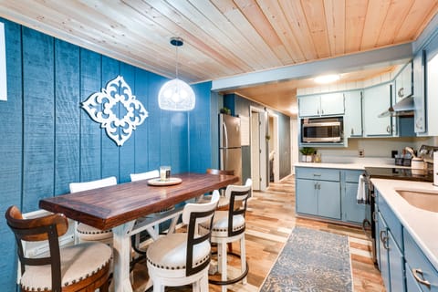 Kingston Cabin Rental: Walk to Lake Texoma Beaches House in Lake Texoma