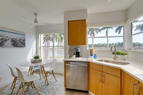 Sunny St Pete Getaway with Shared Pool & Hot Tub Apartment in Isla del Sol