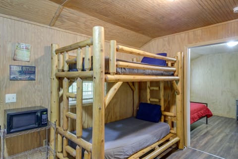 Briceville Cabin w/ River Access & Mountain Views! House in Tennessee