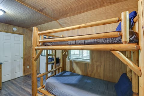 Briceville Cabin w/ River Access & Mountain Views! House in Tennessee