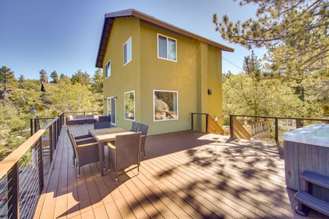 Running Springs Cabin w/ Spacious Deck + Hot Tub! House in Arrowbear Lake