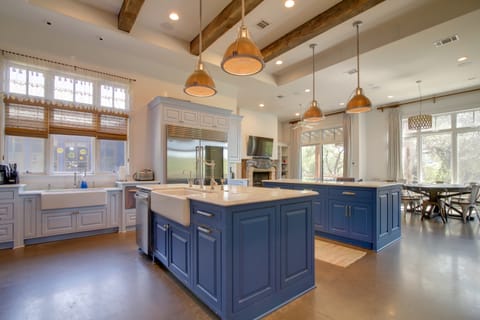 Pool & Covered Patios: Sprawling Austin Estate! House in Lake Austin