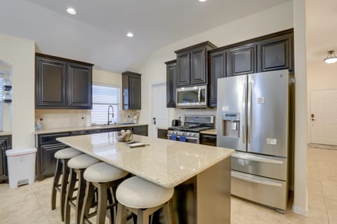 6 Mi to Dtwn Mansfield! Family Getaway w/ Patio House in Mansfield