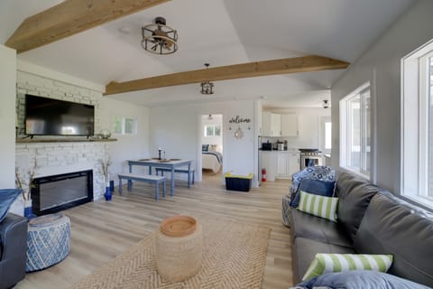 Stylish Grass Lake Retreat - Steps to Park! Cottage in Ohio