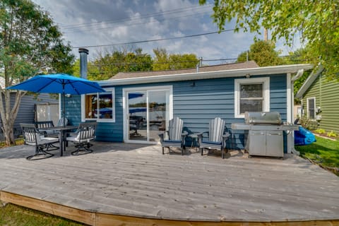 Lakefront Wisconsin Escape w/ Boat Dock & Kayaks! Cottage in Okauchee Lake