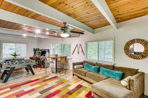 1 Mi to Lake Arrowhead Village! Cabin w/ Game Room House in Lake Arrowhead