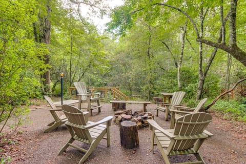 'Drifting Feather' Mountain Cabin: Waterfront Deck House in Georgia