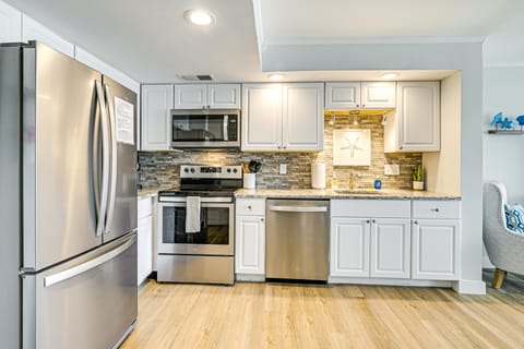 Oceanfront South Carolina Retreat - Pool & Balcony Apartment in Garden City