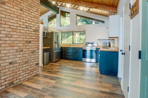 Tree-Lined Gold Beach Retreat w/ Multiple Decks! House in Oregon