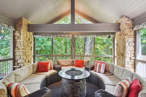 Galena Getaway w/ Hot Tub, Home Theater & More! House in Iowa