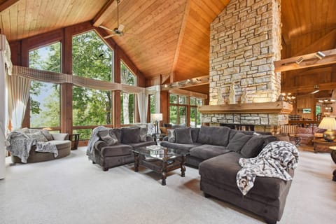 Galena Getaway w/ Hot Tub, Home Theater & More! House in Iowa