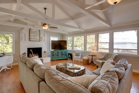 Hot Tub & Dock: Guntersville Lake Getaway! House in Alabama