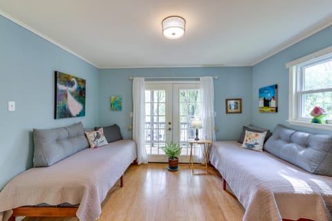 Lakefront Cottage by Little Golden Gate Bridge Cottage in Carroll County