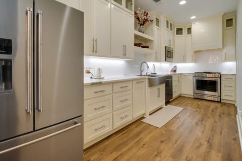 Upscale Texarkana Townhome, Walk to Downtown! Apartment in Texarkana