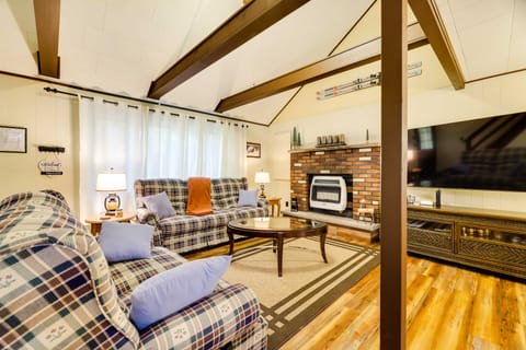 Hike, Swim, Ski & More: Home in Arrowhead Lakes! House in Coolbaugh Township