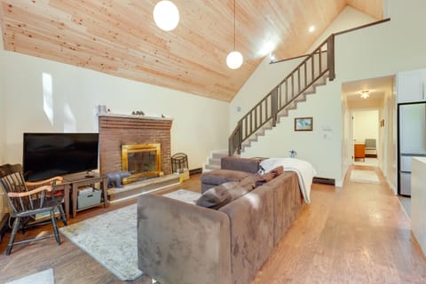 Community Beach Access: Modern Poconos Cabin! House in Kidder Township