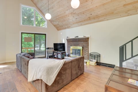 Community Beach Access: Modern Poconos Cabin! House in Kidder Township