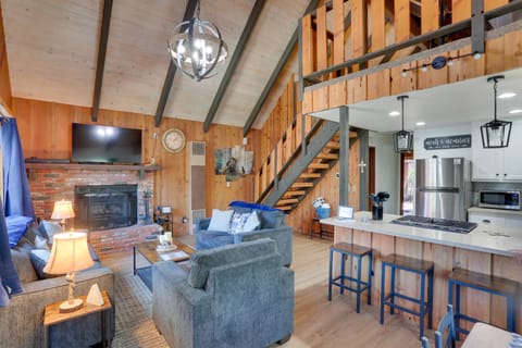 Cabin w/ Deck, Fire Pit & Big Bear Lake Access! House in Big Bear