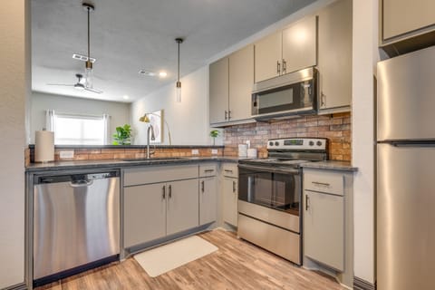 Newly Built 'Corner Hideaway' 3 Mi to Texas A & M Apartment in College Station