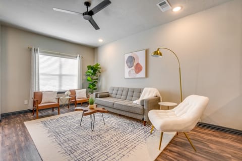 Newly Built 'Corner Hideaway' 3 Mi to Texas A & M Apartment in College Station