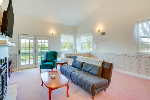 Ocean Shores Condo w/ Private Tub < 1 Mi to Beach! Apartment in Ocean Shores