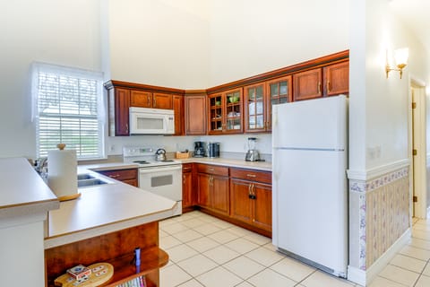 Ocean Shores Condo w/ Private Tub < 1 Mi to Beach! Apartment in Ocean Shores