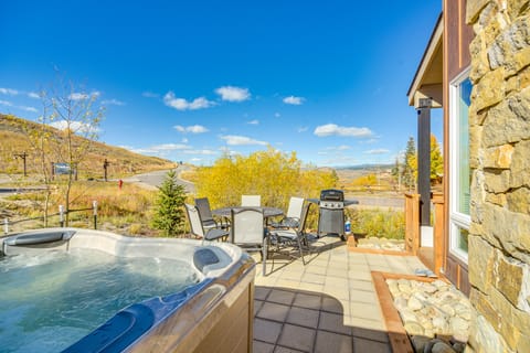 Ski-In/Ski-Out Granby Townhouse w/ Private Hot Tub Apartment in Granby