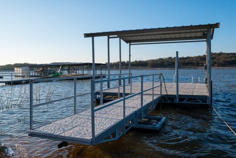 Lake Travis Home w/ Dock & Game Room! Group Escape House in Lago Vista