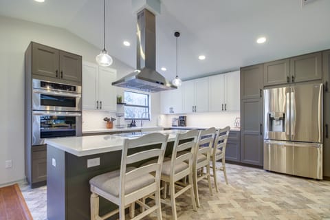 Lake Travis Home w/ Dock & Game Room! Group Escape House in Lago Vista