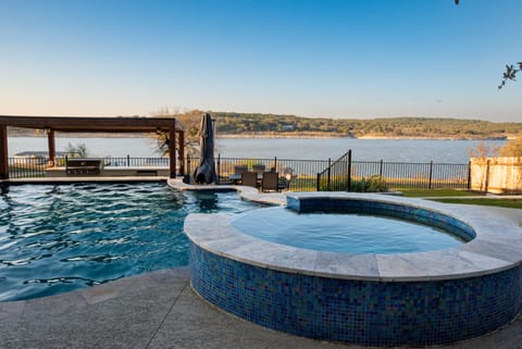 Lake Travis Home w/ Dock & Game Room! Group Escape House in Lago Vista
