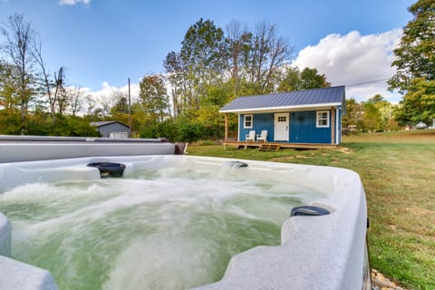 Hillsboro Hideaway w/ Private Hot Tub & Bunkhouse! House in Ohio