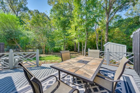 North Macon Townhome w/ Deck < 8 Mi to Downtown! Apartment in Macon