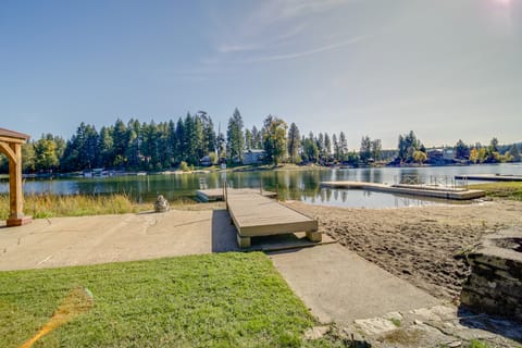 Newport Cabin on Diamond Lake w/ Private Boat Dock House in Washington