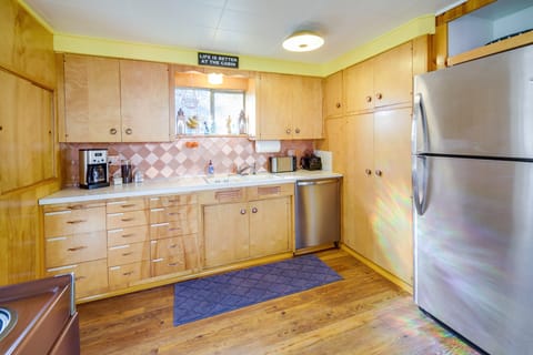 Newport Cabin on Diamond Lake w/ Private Boat Dock House in Washington