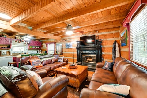 3 Mi to Lake! Mammoth Cave Cabin w/ Fire Pit House in Nolin Lake