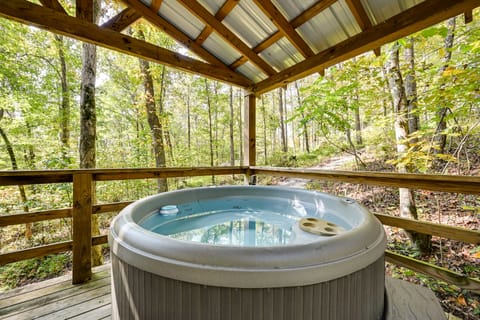 Nolin Lake Home w/ Hot Tub: 15 Mi to Mammoth Cave! House in Nolin Lake