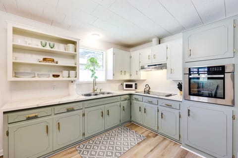 Half Mi to Oaklawn Casino: Hot Springs Home! House in Hot Springs